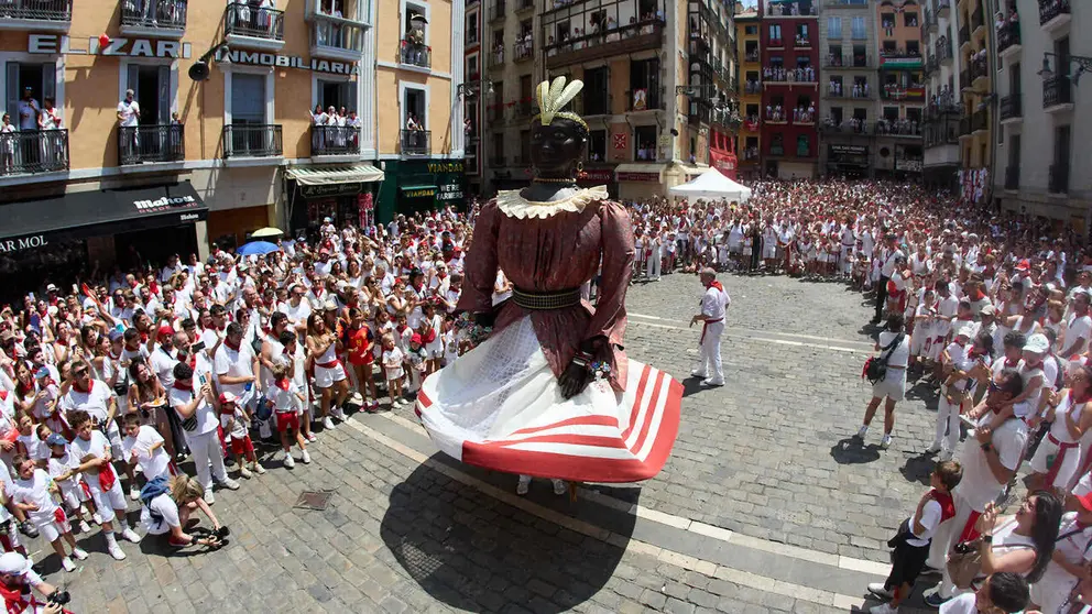 Despedida de la Comparsa de Gigantes y Cabezudos en la plaza del Ayuntamiento de Pamplona. I&Ntilde;IGO ALZUGARAY