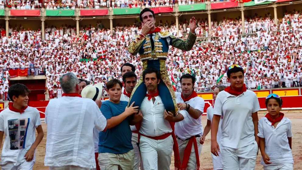 Tom&aacute;s Rufo sale por la puerta grande en la &uacute;ltima corrida de San Ferm&iacute;n. I&Ntilde;IGO ALZUGARAY