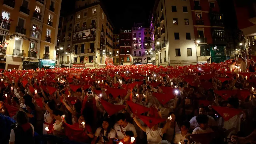 El &ldquo;Pobre de m&iacute;&rdquo; es el momento m&aacute;s emotivo de las fiestas de San Ferm&iacute;n: el instante en que Pamplona se despide de d&iacute;as intensos, de alegr&iacute;a desbordada y de calles llenas de vida. EFE / JES&Uacute;S DIGES