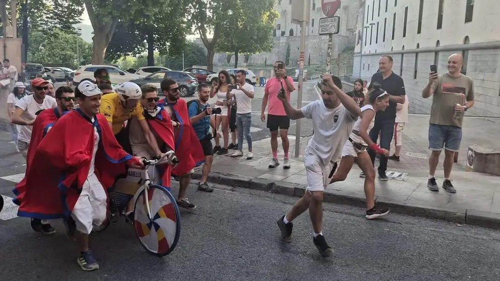 El falso Miguel indurain arranca el recorrido del peculiar 'encierro' subiendo Santo Domingo
