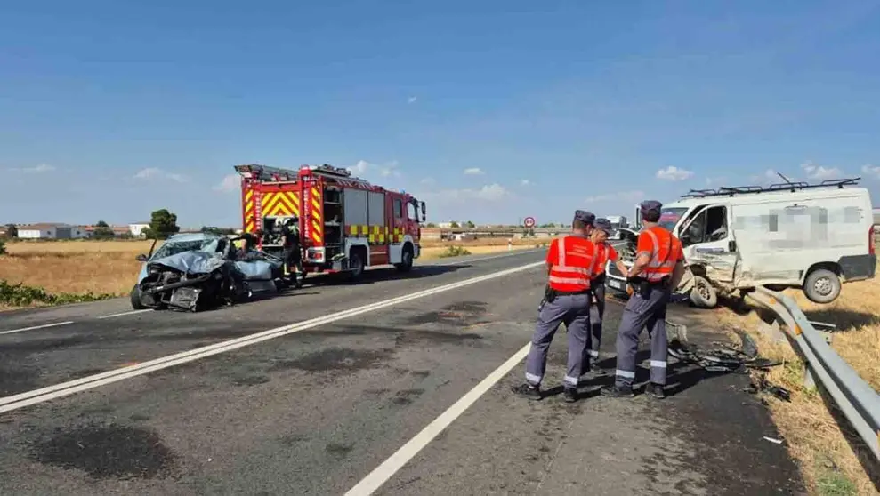 Un herido muy grave y otros dos hospitalizados en un accidente frontal ocurrido en la N-113 en Cintru&eacute;nigo.