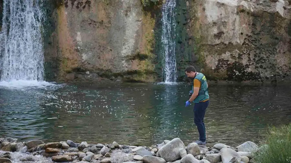 Una mujer y sus dos hijos menores de edad han fallecido este mi&eacute;rcoles ahogados en la presa de la localidad navarra de Roncal, una zona de ba&ntilde;o, en el r&iacute;o Esca. EFE/I&ntilde;aki Porto