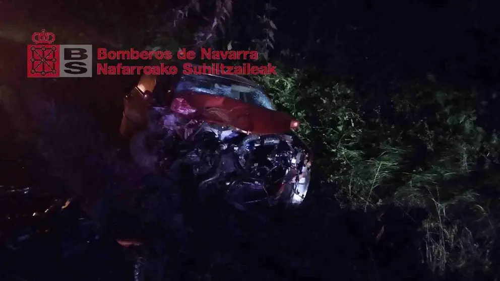 Imagen del accidente ocurrido en Bazt&aacute;n. BOMBEROS DE NAVARRA
