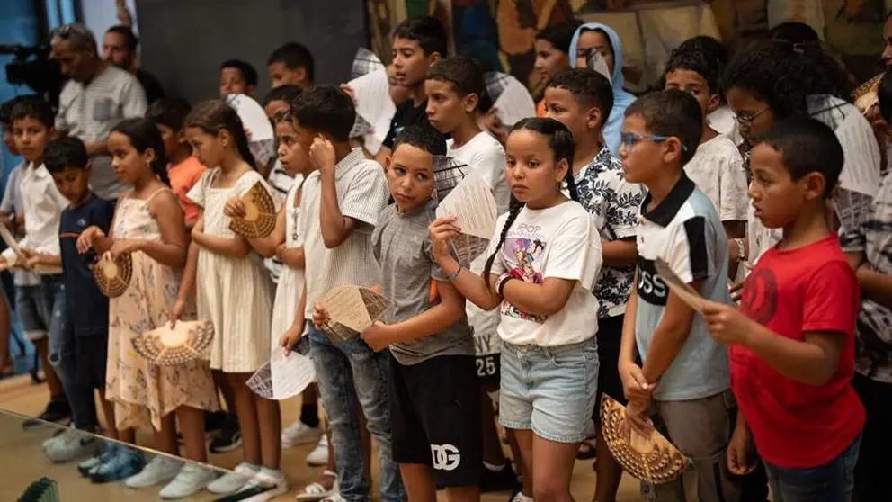 Ni&ntilde;os saharauis recibidos en el Parlamento de Navarra. CEDIDA