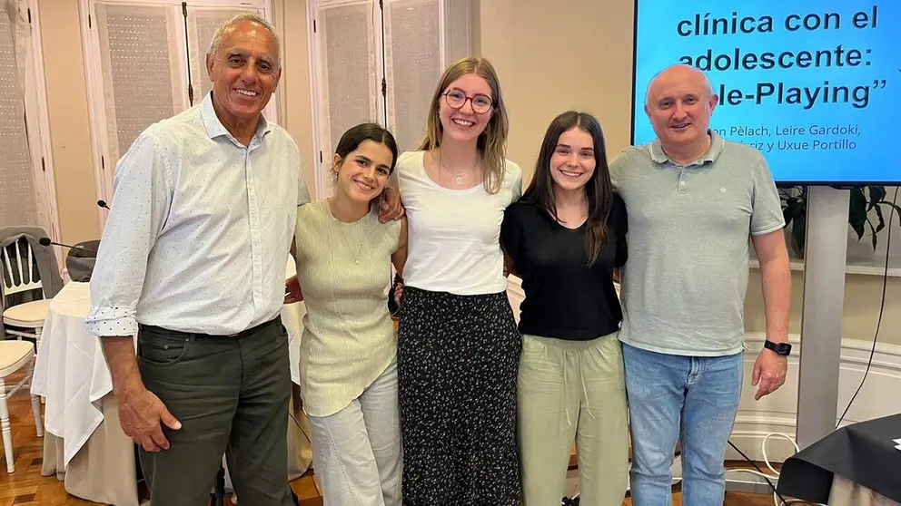 De izq. a dcha.: Raimon P&egrave;lach (m&eacute;dico pediatra), Uxue Portillo, Ana Mun&aacute;rriz, Leire Gardoki (alumnas) y Alfonso Arteaga (profesor de la Facultad de Ciencias de la Salud de la UPNA).