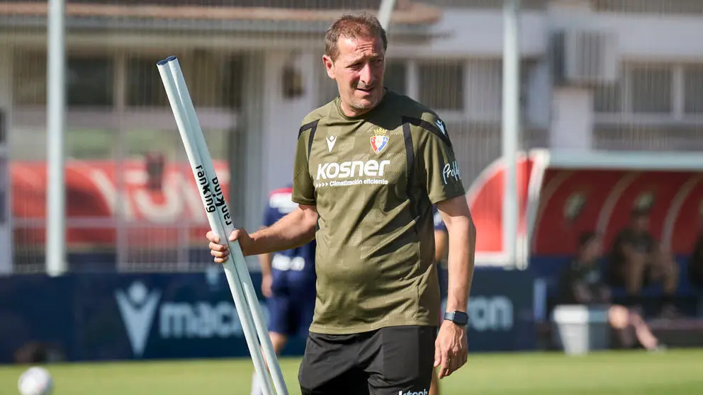 Juan Miguel Ramis, entrenador de Osasuna, durante la pretemporada de 2026. PABLO LASAOSA