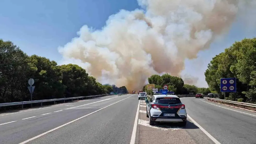 Controlado un incendio junto a la A-68 en Tudela que ha obligado a cortar varias v&iacute;as.