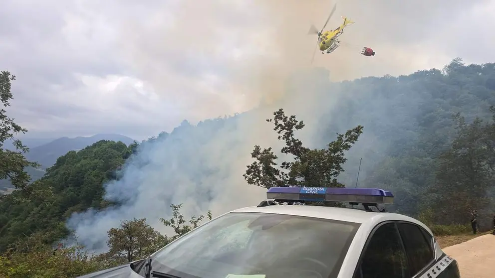 Imagen de la intervenci&oacute;n por el incendio en la zona de Bazt&aacute;n. GUARDIA CIVIL