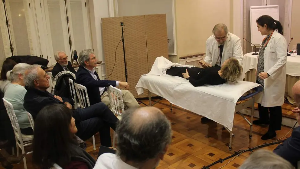 Un m&eacute;dico senior durante una exploraci&oacute;n. COLEGIO DE M&Eacute;DICOS DE NAVARRA