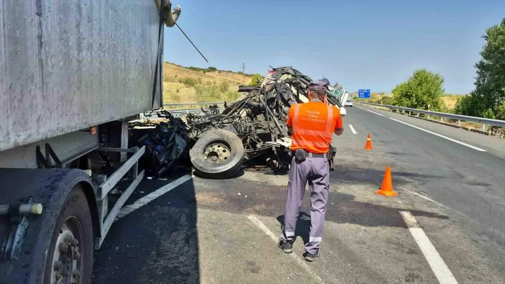 Un cami&oacute;n averiado en el arc&eacute;n provoca un grave accidente y obliga a cortar la AP-68 en Lodosa.