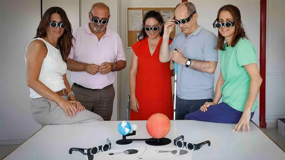 El eclipse solar del pr&oacute;ximo 12 de agosto est&aacute; llamado a ser un espect&aacute;culo para los ojos, pero en Aspace Navarra ser&aacute; tambi&eacute;n un fen&oacute;meno para escuchar, tocar y sentir. Doscientas personas vivir&aacute;n en el centro de Cizur Menor el paso de la Luna frente al Sol a trav&eacute;s de sonidos, materiales adaptados y explicaciones pensadas para que la astronom&iacute;a llegue m&aacute;s all&aacute; de la mirada. Pamplona ser&aacute; uno de los mejores puntos de Espa&ntilde;a para seguir el fen&oacute;meno. La Luna llegar&aacute; a cubrir el 98,9 % del disco solar, una ocultaci&oacute;n casi total que oscurecer&aacute; durante unos minutos la luz del d&iacute;a. Pero en el centro de Aspace Navarra el reto ser&aacute; otro: convertir un acontecimiento que parece reservado a la vista en una experiencia inclusiva. La iniciativa ha sido impulsada por el Museo de Ciencias de la Universidad de Navarra (UNAV), Fundaci&oacute;n Ideas, Aspace Navarra y Grupo Social ONCE, entidades que llevan meses trabajando para preparar una jornada accesible para personas con discapacidad visual, auditiva, cognitiva y de movilidad. En la imagen el director del Museo de Ciencias de la UNAV, Nacho L&oacute;pez Go&ntilde;i (2i), la responsable de exposiciones y actividades del museo, Marta Revuelta (c), Luis Casado (2d), miembro de Fundaci&oacute;n Ideas e invidente y la directora del centro de d&iacute;a de Aspace Navarra, M&oacute;nica Blanco (i), entre otros. EFE/Villar L&oacute;pez