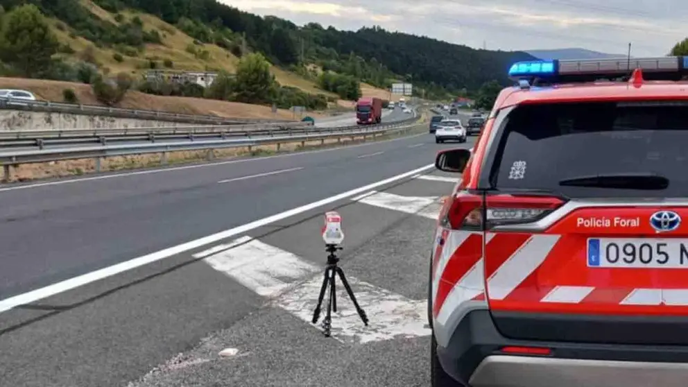 La Polic&iacute;a Foral detecta cinco conductores a gran velocidad en 40 minutos en la AP-15 en Zizur Mayor con un radar m&oacute;vil.