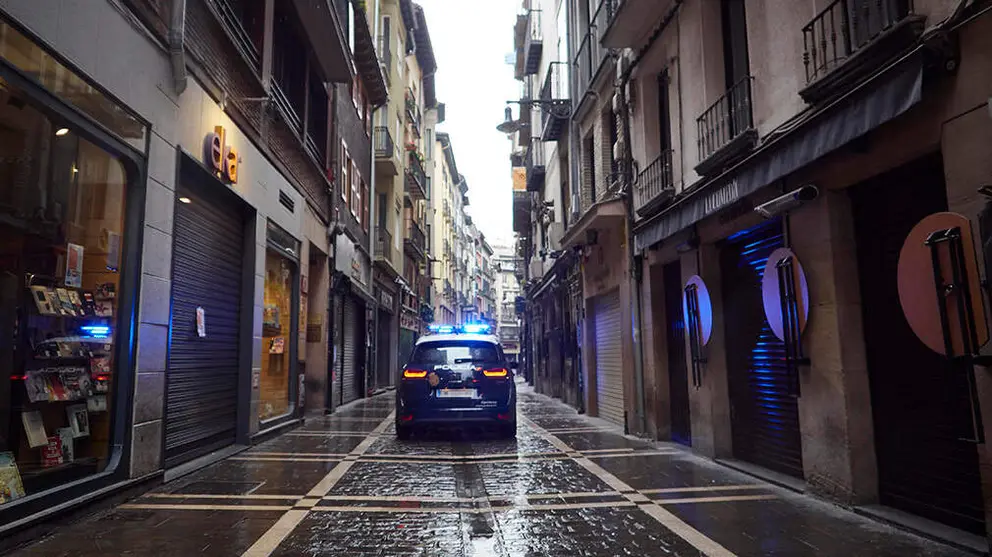 Un coche de la Polic&iacute;a Nacional por el casco viejo de Pamplona. ARCHIVO