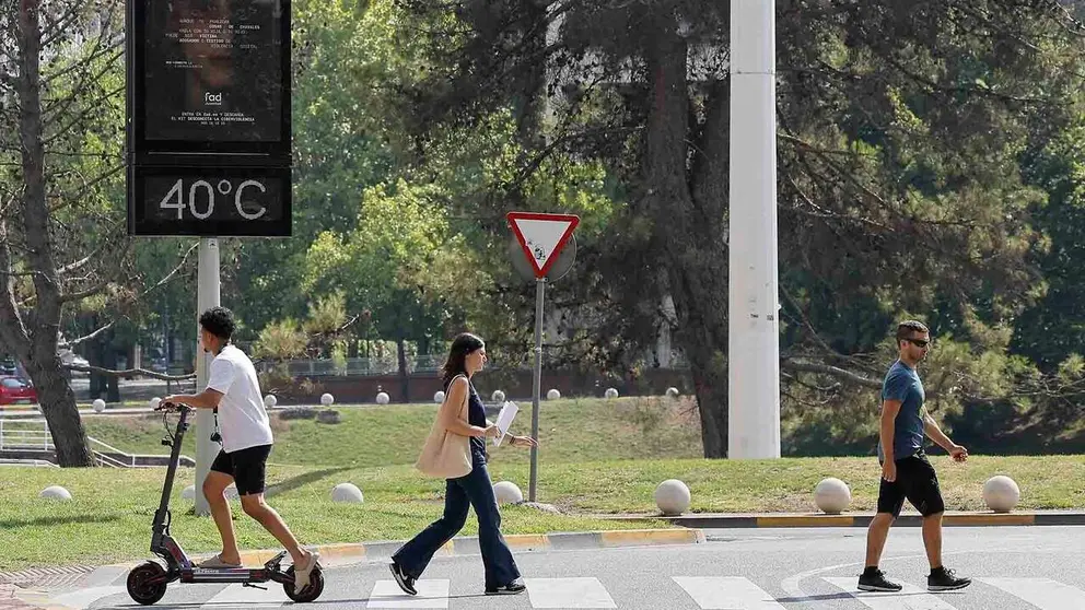 Un term&oacute;metro anuncia las altas temperaturas que afectan este mi&eacute;rcoles a Pamplona. EFE/ Villar L&oacute;pez