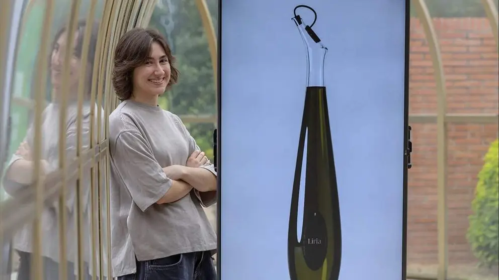 Lola Ara, estudiante de Dise&ntilde;o de la Universidad de Navarra, con su proyecto &laquo;Liria&raquo;, obra ganadora del Masterglass Design Contest organizado por Vidrala. MANUEL CASTELLS / UNIVERSIDAD DE NAVARRA