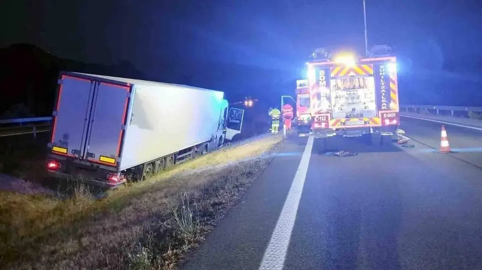 Imagen del cami&oacute;n accidentado en la mediana de la AP-15, a la altura de Olite.