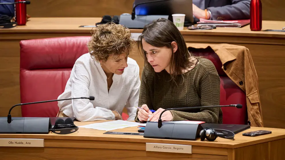 Bego&ntilde;a Alfaro, consejera de Vivienda, junto a Mar&iacute;a Chivite, presidenta del Gobierno de Navarra, durante un Pleno del Parlamento de Navarra. PABLO LASAOSA