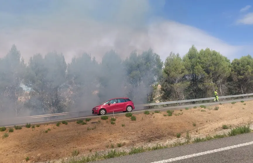 Un incendio de matorral obliga a cortar la AP-15 en Pueyo y provoca retenciones en sentido sur