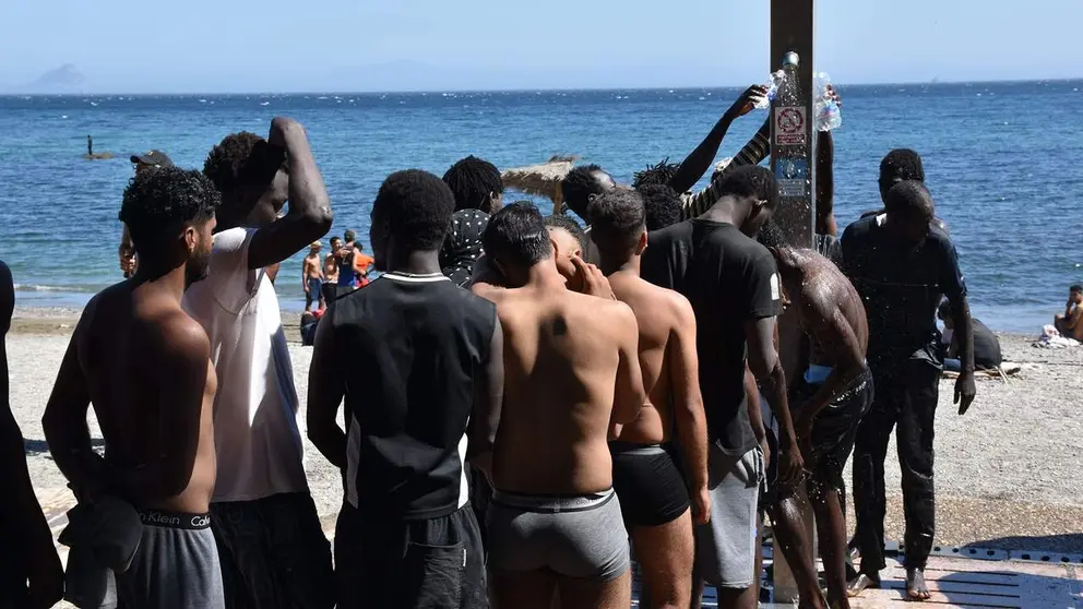 Varias personas se asean en la ducha p&uacute;blica de una playa de Ceuta. Gabriela Sard&aacute; N&uacute;&ntilde;ez / Europa Press