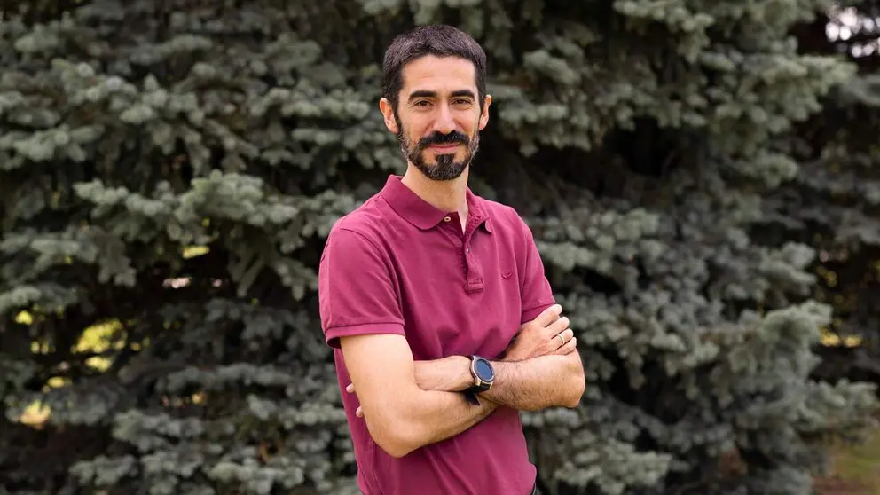 Imanol Pinto L&oacute;pez, ingeniero inform&aacute;tico experto en IA, fotografiado en el campus de Pamplona (sede de Arrosadia). UNIVERSIDAD P&Uacute;BLICA DE NAVARRA