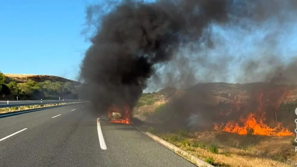 Imagen del veh&iacute;culo incendiado en Luquin. POLIC&Iacute;A FORAL