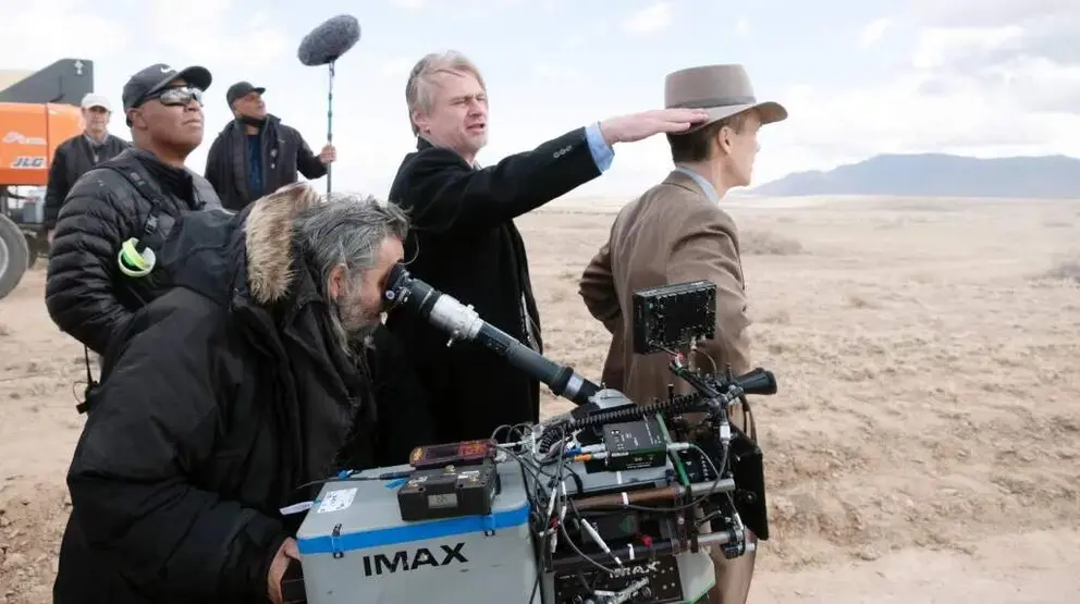 Christopher Nolan lleva usando cámaras IMAX desde el 2008 en El Caballero Oscuro, aquí está usándola en el rodaje de Oppenheimer