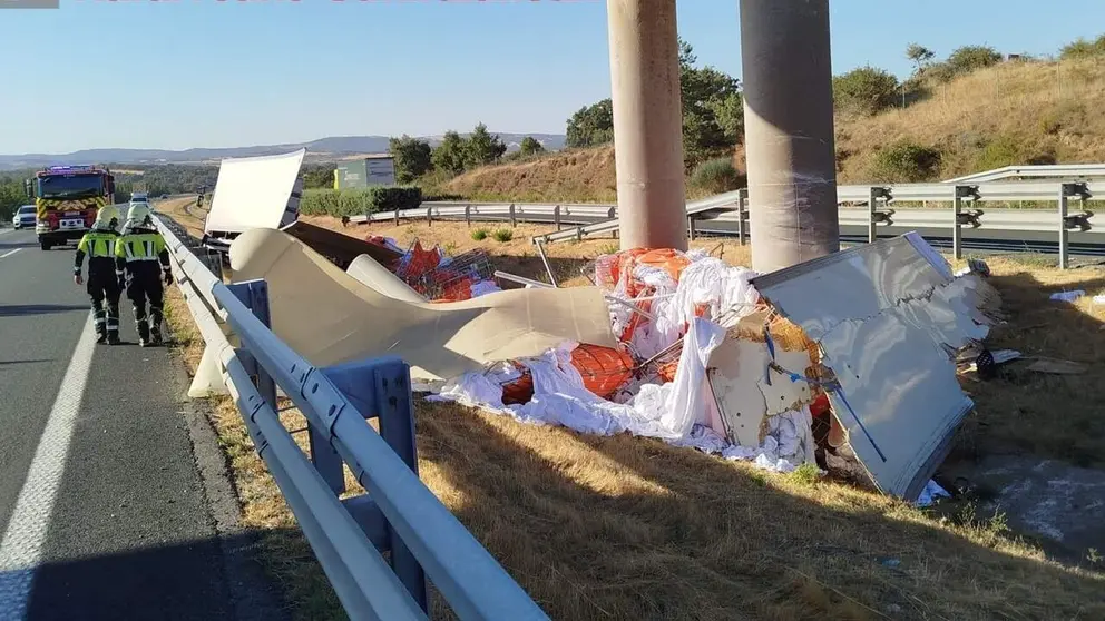 Estado en el que ha quedado el cami&oacute;n accidentado. BOMBEROS DE NAVARRA