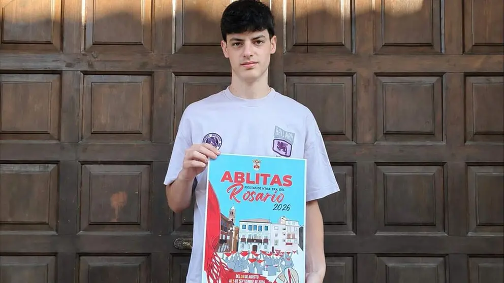Ra&uacute;l Navarro posa con el cartel de las fiestas de Ablitas. CEDIDA