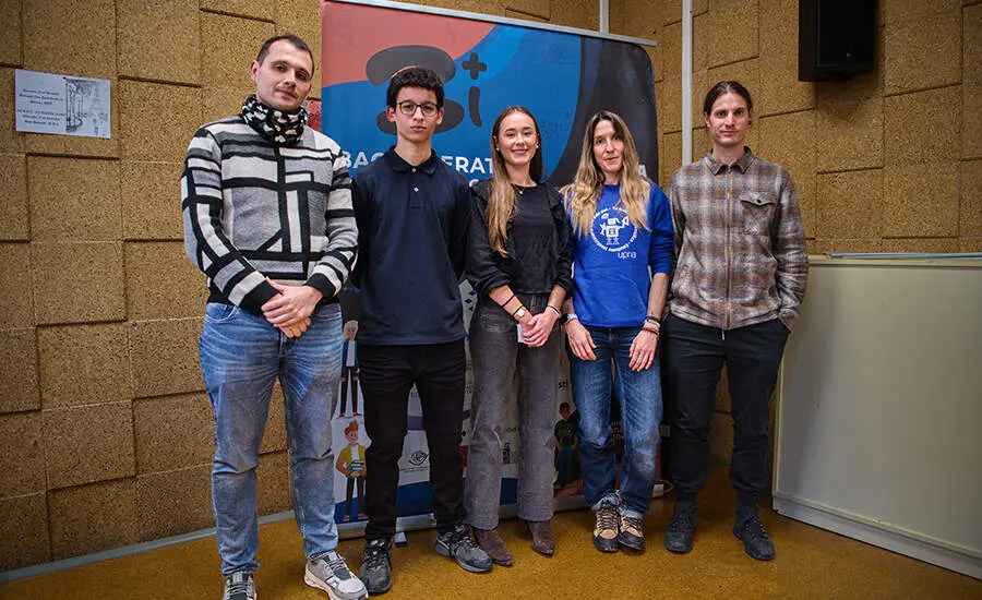 De izq. a dcha.: Aimar Yeregui, Omar Jeddi, Miren Luna, Nora Millor e I&ntilde;igo Garc&iacute;a Azp&iacute;roz, en una fotograf&iacute;a tomada en el IES Plaza de la Cruz. UNIVERSIDAD P&Uacute;BLICA DE NAVARRA