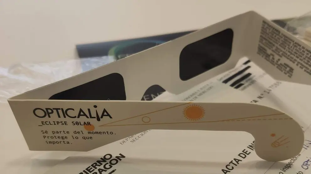 Gafas de eclipse solar OPTICALIA, referencia GP0247. GOBIERNO DE NAVARRA