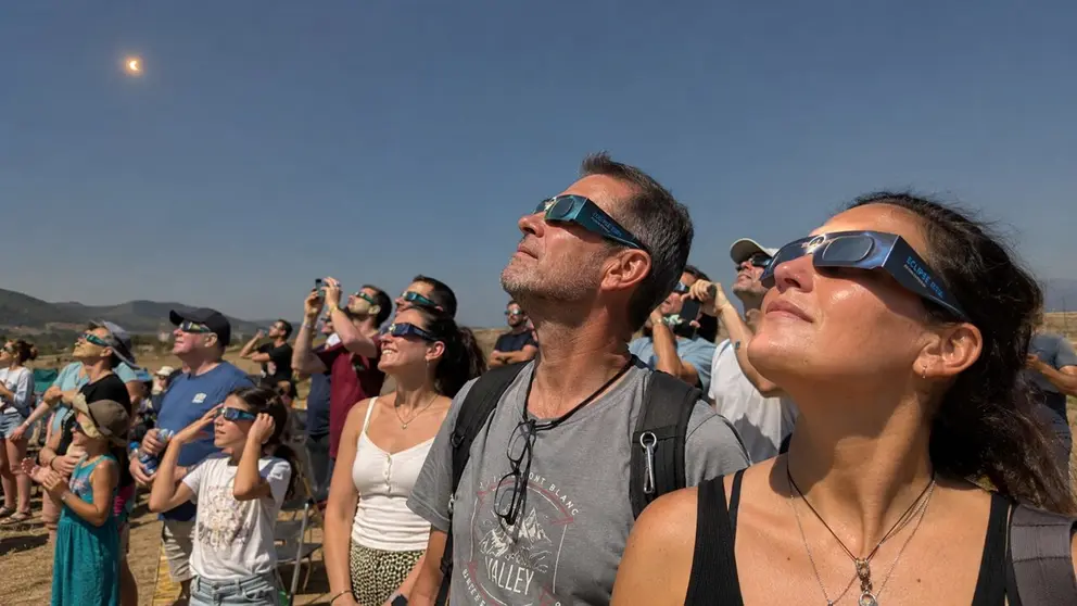Imagen generada con Inteligencia  Artificial de personas viendo un eclipse. CHAT GPT