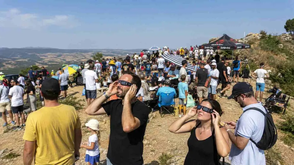 Dos personas prueban sus gafas homologadas en un punto de observaci&oacute;n del eclipse solar en Navarra. CEDIDA