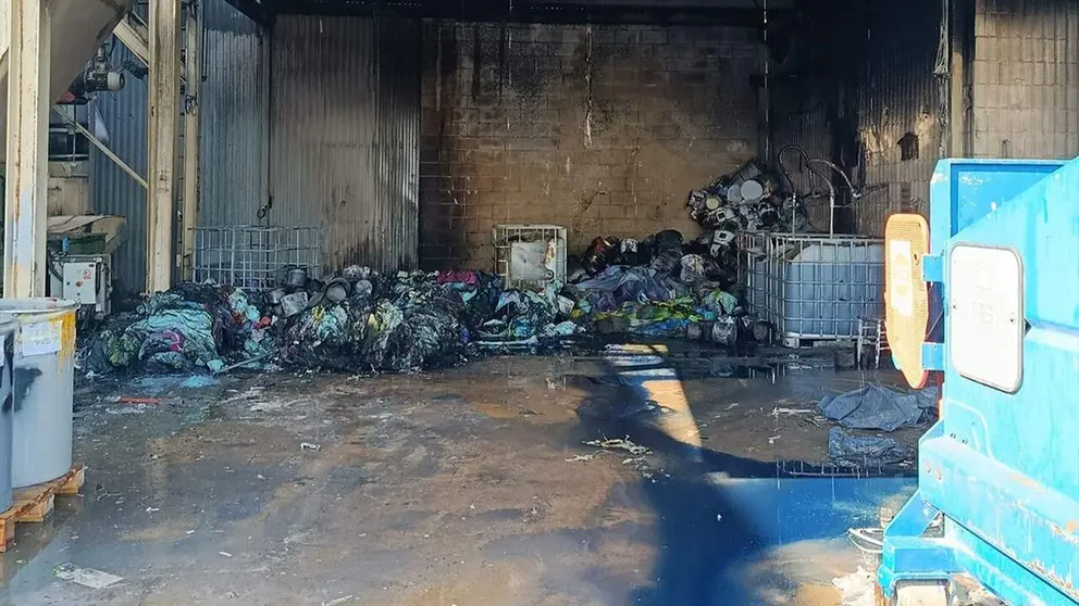 Incendio en una zona de contenedores en una empresa de Villatuerta. BOMBEROS DE NAVARRA