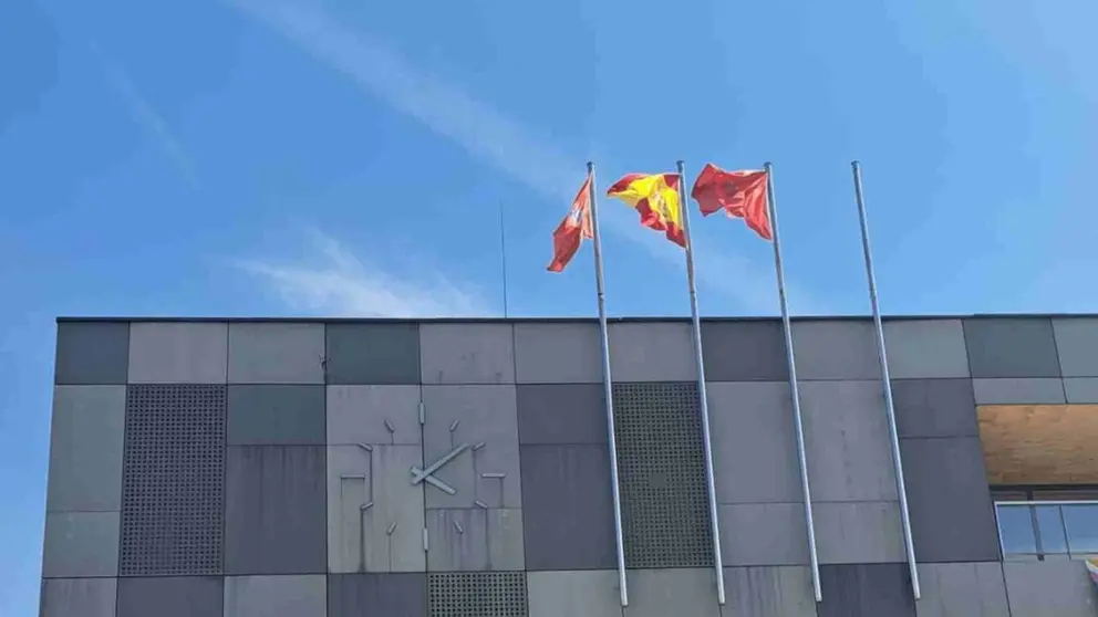 Fachada del Ayuntamiento de Burlada, en la que falta la bandera de la Uni&oacute;n Europea. PP BURLADA