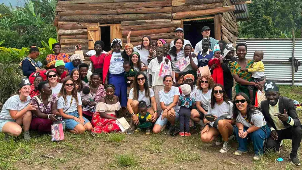 Erika S&aacute;enz de Santa Mar&iacute;a y Johana Mendiburu, profesionales de la Cl&iacute;nica Universidad de Navarra, durante el desarrollo del proyecto de cooperaci&oacute;n Crane Angels en Uganda. CUN