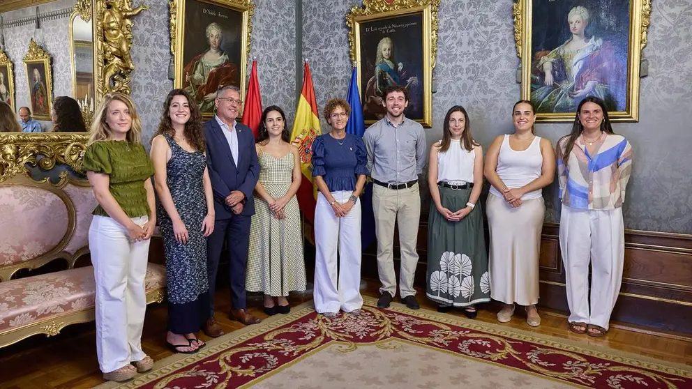 De izquierda a derecha: Paula Dom&iacute;nguez; Leyre S&aacute;nchez; el consejero Garc&iacute;a; Leyre Gaviria; la Presidenta Chivite; Mart&iacute;n Aisa; la directora general de Ciencia, Tecnolog&iacute;a e Innovaci&oacute;n, Agurtzane Mart&iacute;nez; Irene Izco e Itxaso Aranguren. GOBIERNO DE NAVARRA