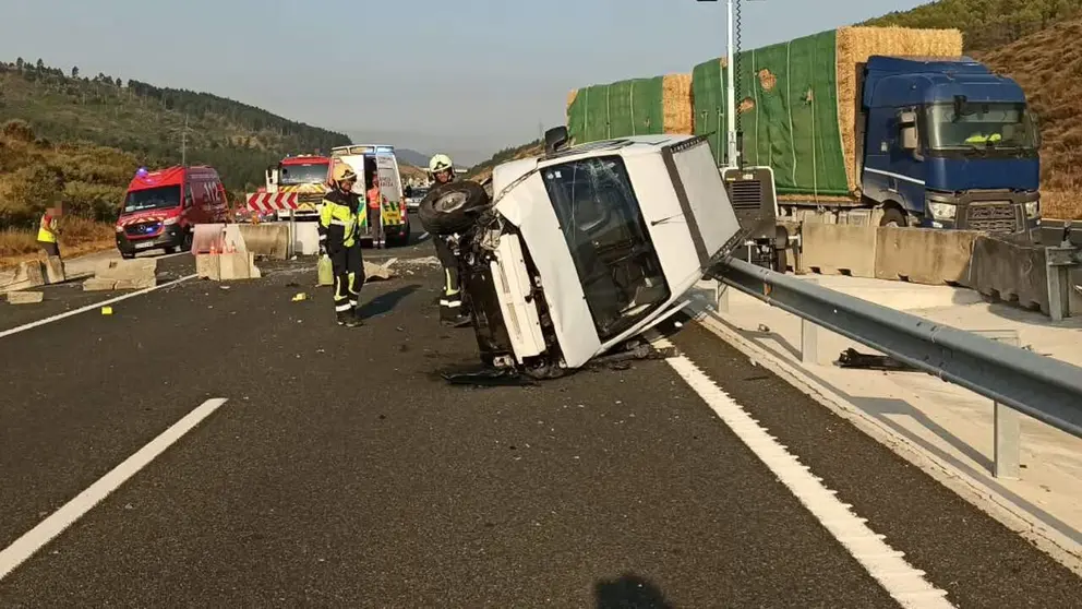 Estado en el que han quedado los veh&iacute;culos accidentados en Urra&uacute;l Bajo. BOMBEROS DE NAVARRA