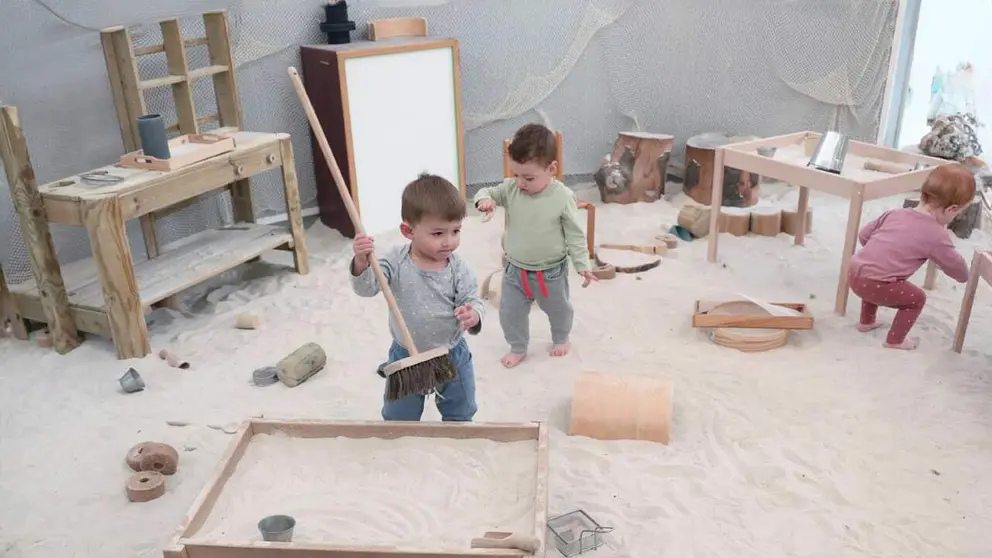 Varios ni&ntilde;os juegan en una escuela infantil en Pamplona. AYUNTAMIENTO DE PAMPLONA
