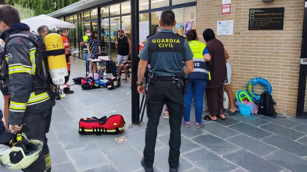 Agentes de la Guardia Civil atienden a las personas intoxicadas en Viana. GUARDIA CIVIL