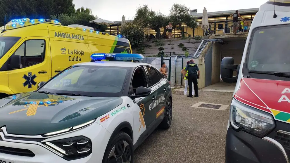 Efectivos de emergencias atienden a los afectados por la nube de cloro en las piscinas de Viana. GUARDIA CIVIL