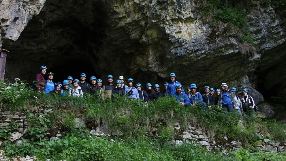 Inicio de una actividad en una cueva del Parque Natural del Monviso en Italia. UNIVERSIDAD P&Uacute;BLICA DE NAVARRA
