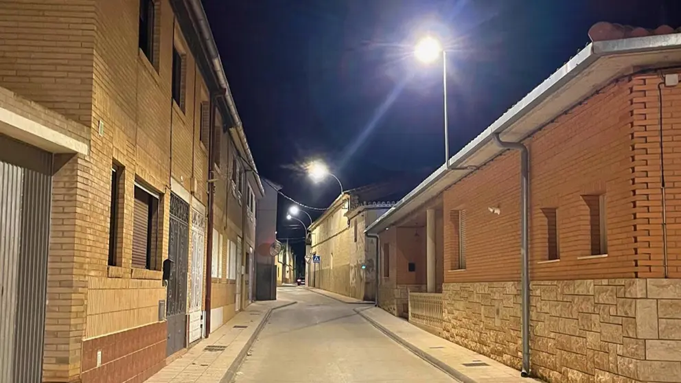 Una calle de Fusti&ntilde;ana iluminada con las nuevas farolas de LED. CEDIDA