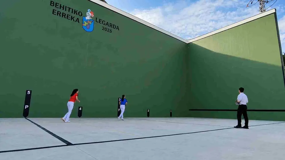 Partido femenino en la inauguraci&oacute;n del front&oacute;n de Legarda. AYUNTAMIENTO DE LEGARDA