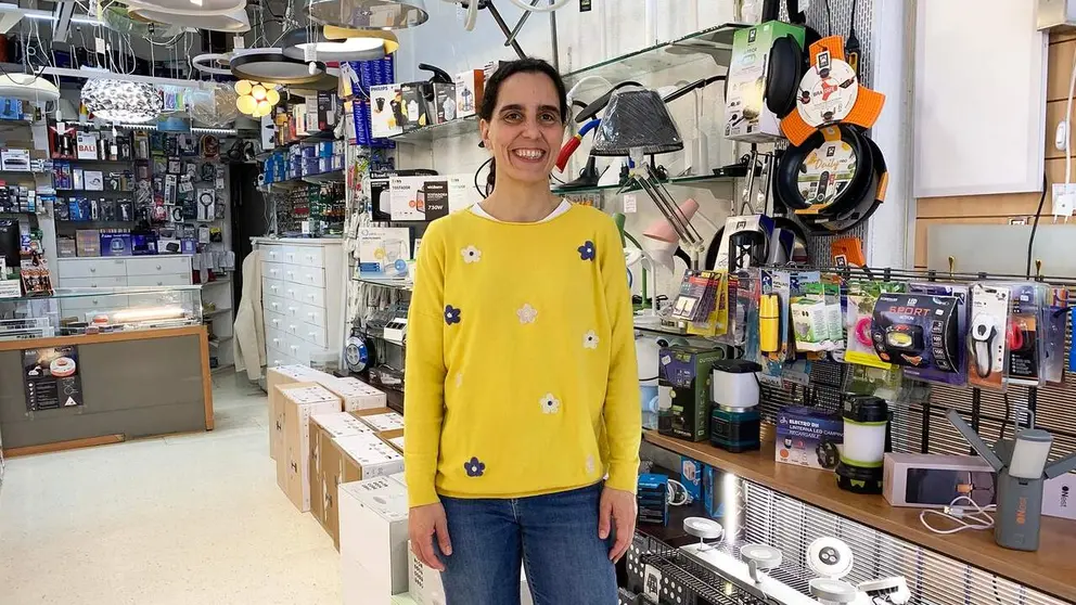 Maitane Salinas en su tienda electricidad I&ntilde;aki en Pamplona. Navarra.com