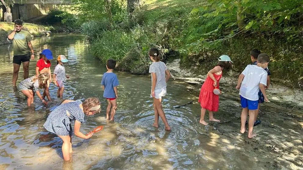 Ni&ntilde;os y ni&ntilde;as en el r&iacute;o Sadar durante una de las actividades del programa enfocado en la naturaleza. UNIVERSIDAD DE NAVARRA