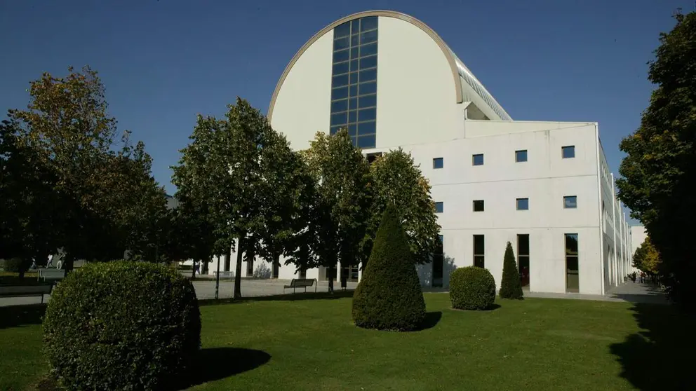 El Gobierno de Navarra contin&uacute;a cumpliendo el compromiso adquirido por todas las Comunidades Aut&oacute;nomas en el programa Mar&iacute;a Goyri de atracci&oacute;n y retenci&oacute;n de talento con la incorporaci&oacute;n de 15 profesores y profesoras ayudantes doctor en la Universidad P&uacute;blica de Navarra (UPNA) en este 2026, de las cuales 13 se han incorporado este a&ntilde;o y 2 est&aacute; previsto que lo hagan en los pr&oacute;ximos meses.

As&iacute;, el Gobierno de Navarra ha autorizado, en su sesi&oacute;n de hoy, un reajuste presupuestario para facilitar la creaci&oacute;n y provisi&oacute;n de estas plazas, que en su conjunto cuentan con una dotaci&oacute;n econ&oacute;mica prevista de 7.286.400 euros hasta 2032.

Las nuevas plazas corresponden al acuerdo suscrito en 2024 por el Departamento de Universidad, Innovaci&oacute;n y Transformaci&oacute;n Digital con el Ministerio de Ciencia y la UPNA para desarrollar en la Comunidad Foral el programa de incorporaci&oacute;n de talento docente e investigador en el &aacute;mbito universitario y facilitar la renovaci&oacute;n de las plantillas docentes e investigadoras.

El convenio se concretaba en la previsi&oacute;n de crear 76 puestos docentes. De ellos, el Ministerio financia 46 plazas &ndash;que ya se han incorporado a sus puestos&ndash;, mientras el Gobierno de Navarra se hace cargo de los 30 restantes, 15 de las cuales se incorporar&aacute;n este 2026 y las otras 15 lo har&aacute;n en 2027.

Respecto a las 46 plazas financiadas por el Gobierno de Espa&ntilde;a, el calendario previsto de financiaci&oacute;n no podr&aacute; cumplirse en los plazos inicialmente previsto tras la ausencia, el pasado mes de julio, de los y las representantes de once comunidades aut&oacute;nomas a la reuni&oacute;n telem&aacute;tica de la Conferencia General de Pol&iacute;tica Universitaria.  La ausencia de estos gobiernos auton&oacute;micos, todos ellos liderados por el Partido Popular, impidi&oacute; ratificar formalmente un acuerdo que ya hab&iacute;a sido aprobado por unanimidad en la Comisi&oacute;n Delegada de la Conferencia y que &uacute;nicamente necesitaba completar el tr&aacute;mite administrativo para iniciar las transferencias econ&oacute;micas.

En la rueda de prensa posterior a la sesi&oacute;n de Gobierno, el consejero de Universidad, Innovaci&oacute;n y Transformaci&oacute;n Digital, Juan Luis Garc&iacute;a, ha destacado &ldquo;el apoyo intacto e inamovible del Gobierno de Navarra con la UPNA&rdquo;. &ldquo;Somos gente de palabra y cumplimos los acuerdos a los que nos comprometemos, a diferencia de lo que est&aacute;n haciendo otras comunidades, que est&aacute;n bloqueando acuerdos ya consensuados. Espero que terminen haciendo lo mismo por el bien de sus universidades p&uacute;blicas y de sus ciudadanos y ciudadanas&rdquo;, ha manifestado.

Las 15 plazas tienen los siguientes destinos: 4 en el &aacute;rea de Ciencias, 4 en Ciencias Humanas y de la Educaci&oacute;n, 3 en Ciencias de la Salud, 2 en Estad&iacute;stica, Inform&aacute;tica y Matem&aacute;ticas, una en Derecho, y otra en Agronom&iacute;a, Biotecnolog&iacute;a y Alimentaci&oacute;n. El coste de contrataci&oacute;n de profesor o profesora ayudante doctor en 2026 asciende a 40.374,72 euros.

M&aacute;s financiaci&oacute;n a las ayudas predoctorales

El Ejecutivo foral ha autorizado tambi&eacute;n, en su sesi&oacute;n de hoy, un compromiso de gasto plurianual, por importe de 964.590 euros para la realizaci&oacute;n de doctorados de inter&eacute;s para Navarra. La convocatoria que saldr&aacute; en las pr&oacute;ximas semanas supone un aumento de cerca de 40.000 euros en esta edici&oacute;n.

Se estima que con esta cuant&iacute;a se podr&aacute;n conceder 8 ayudas, 7 de ellas de 4 a&ntilde;os de duraci&oacute;n y una de 5 a&ntilde;os destinada a personas con discapacidad. Las subvenciones tienen un importe de 116.325 para el conjunto de los cuatro a&ntilde;os, mientras que la de 5 a&ntilde;os de duraci&oacute;n est&aacute; dotada con 150.315 euros.

La finalidad de esta convocatoria es promover la formaci&oacute;n de doctores y doctoras mediante la concesi&oacute;n de ayudas econ&oacute;micas para realizar una tesis doctoral de inter&eacute;s para Navarra. Con ello se fomenta, entre otros aspectos, la incorporaci&oacute;n de universitarias y universitarios navarros al sistema europeo de educaci&oacute;n superior e investigaci&oacute;n cient&iacute;fica. GOBIERNO DE NAVARRA