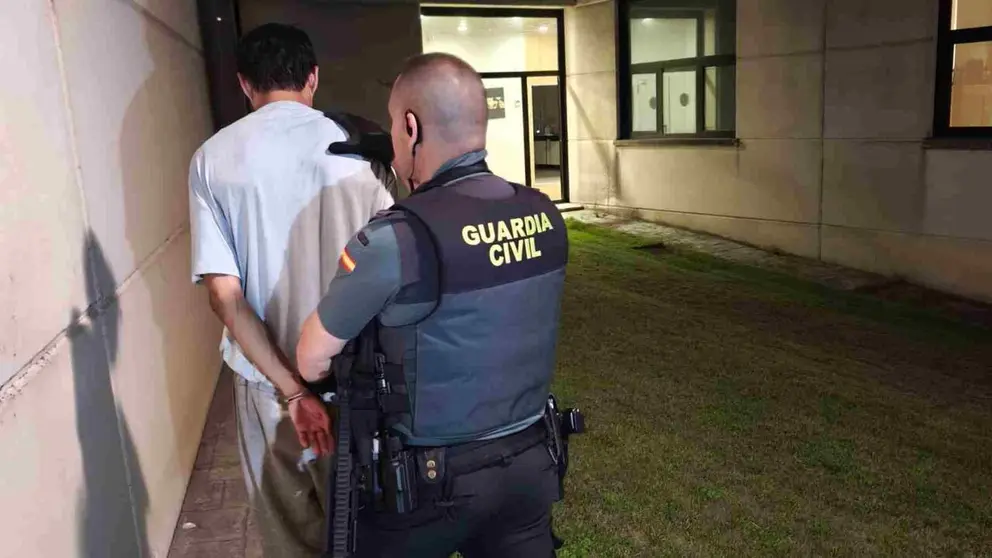 El detenido es conducido a dependencias policiales. GUARDIA CIVIL