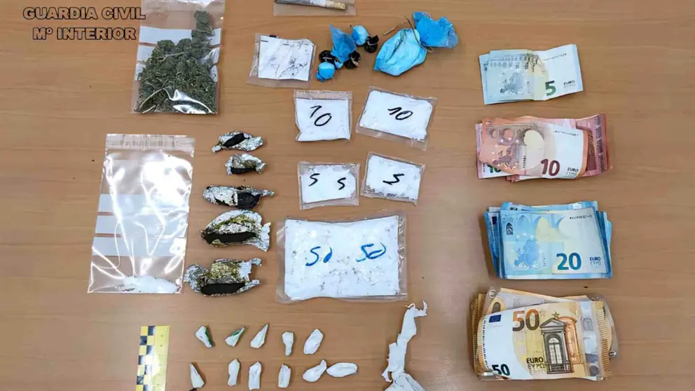 droga y dinero intervenido al detenido en Sang&uuml;esa. GUARDIA CIVIL