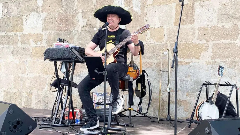 Vicente Trincado en plena actuaci&oacute;n durante el verano en fiestas de los pueblos. Navarra.com