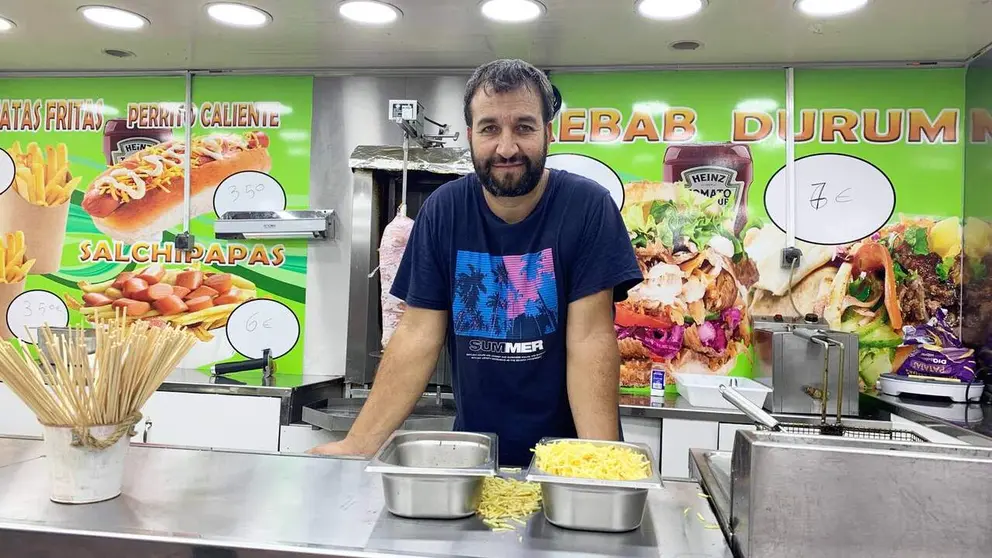 Fernando Concei&ccedil;ao en su cami&oacute;n de venta ambulante de comida. Navarra.com